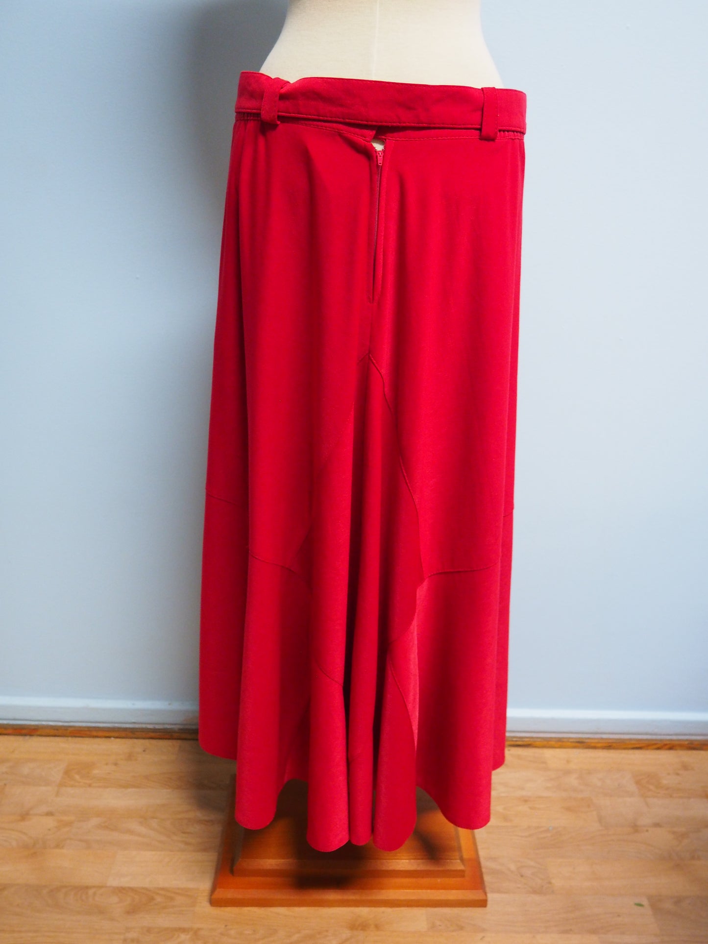 Punainen pitkä hame