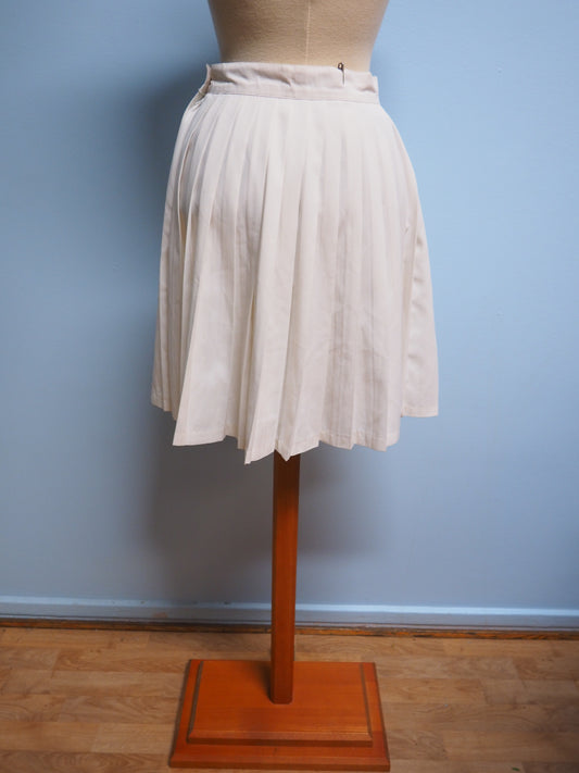 Valkoinen lyhyt vekkihame