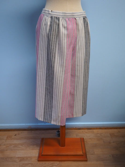 Vaalea raidallinen hame