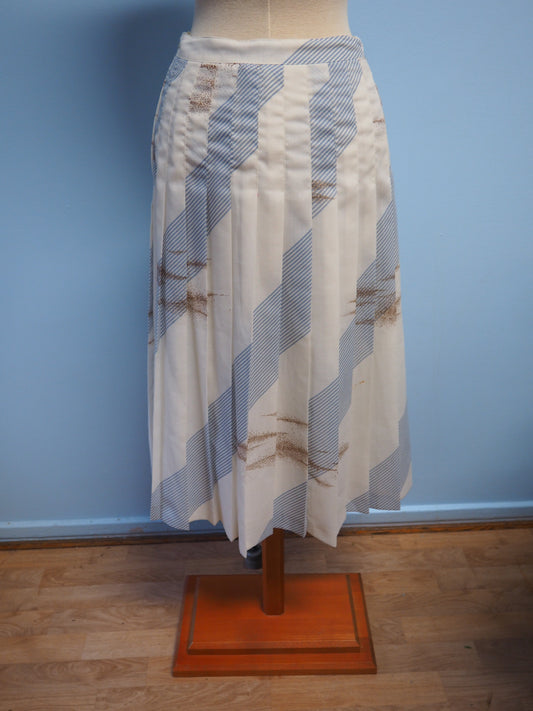 Vaalea kuviollinen raidallinen hame