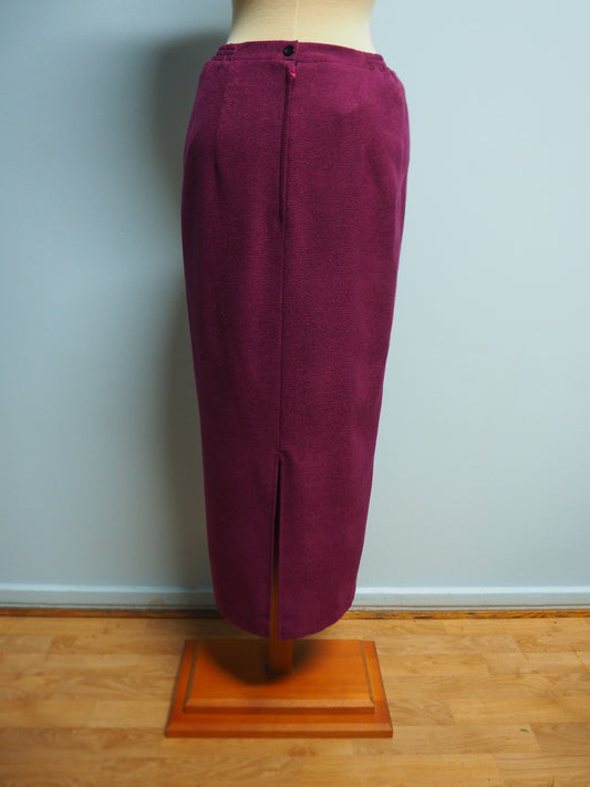 Violetinsävyinen pitkä hame