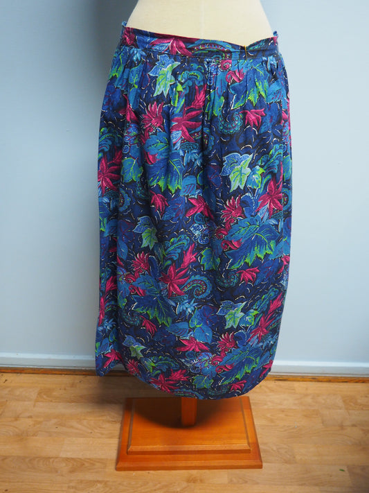 Tummansininen kukkakuviollinen hame