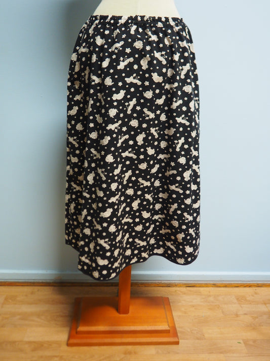 Musta autokuviollinen hame