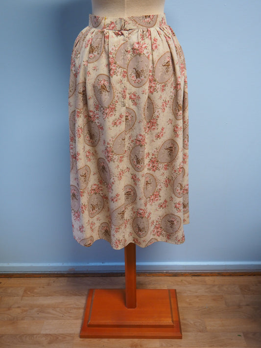 Vaalea kuviollinen hame