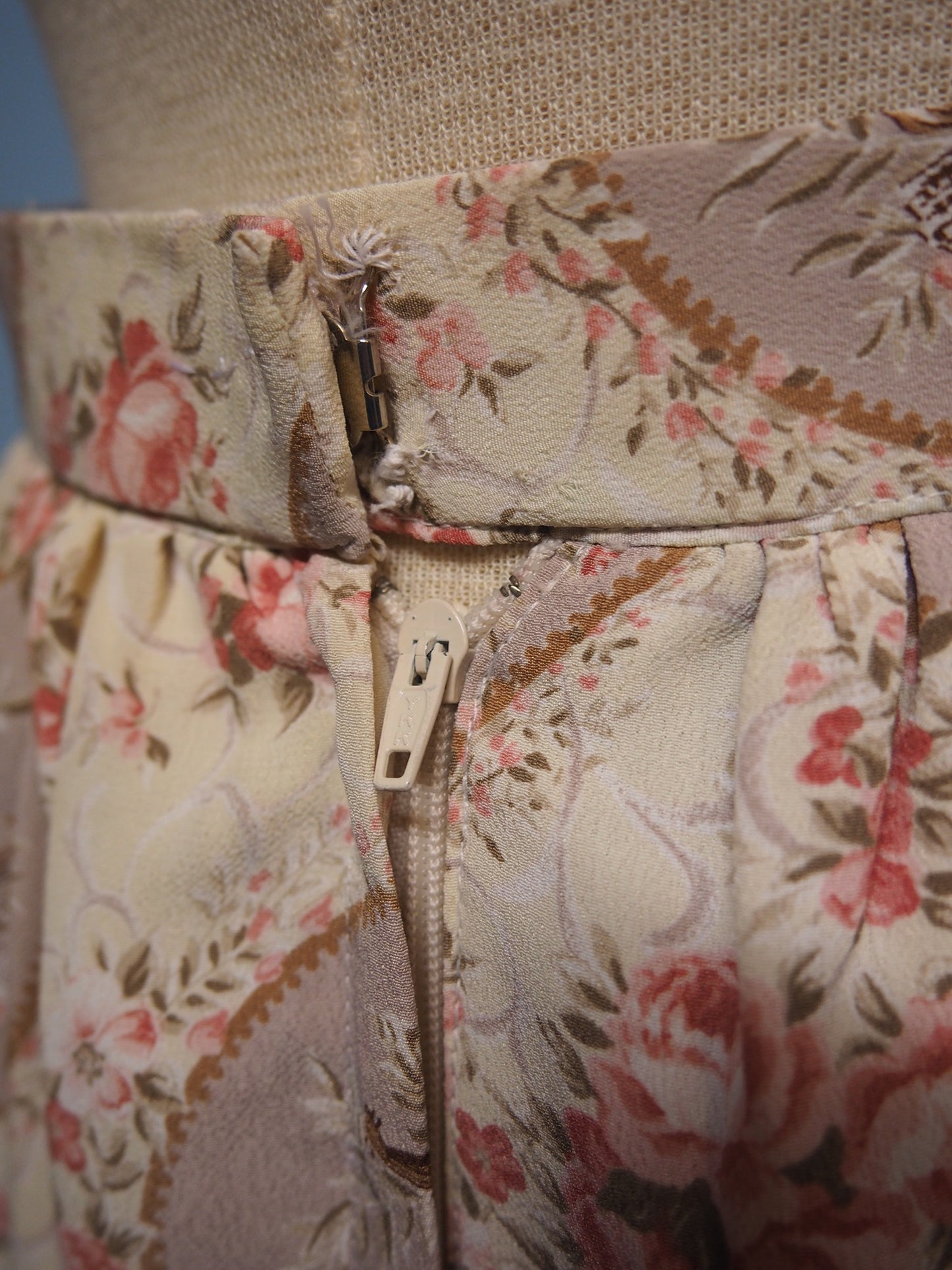 Vaalea kuviollinen hame