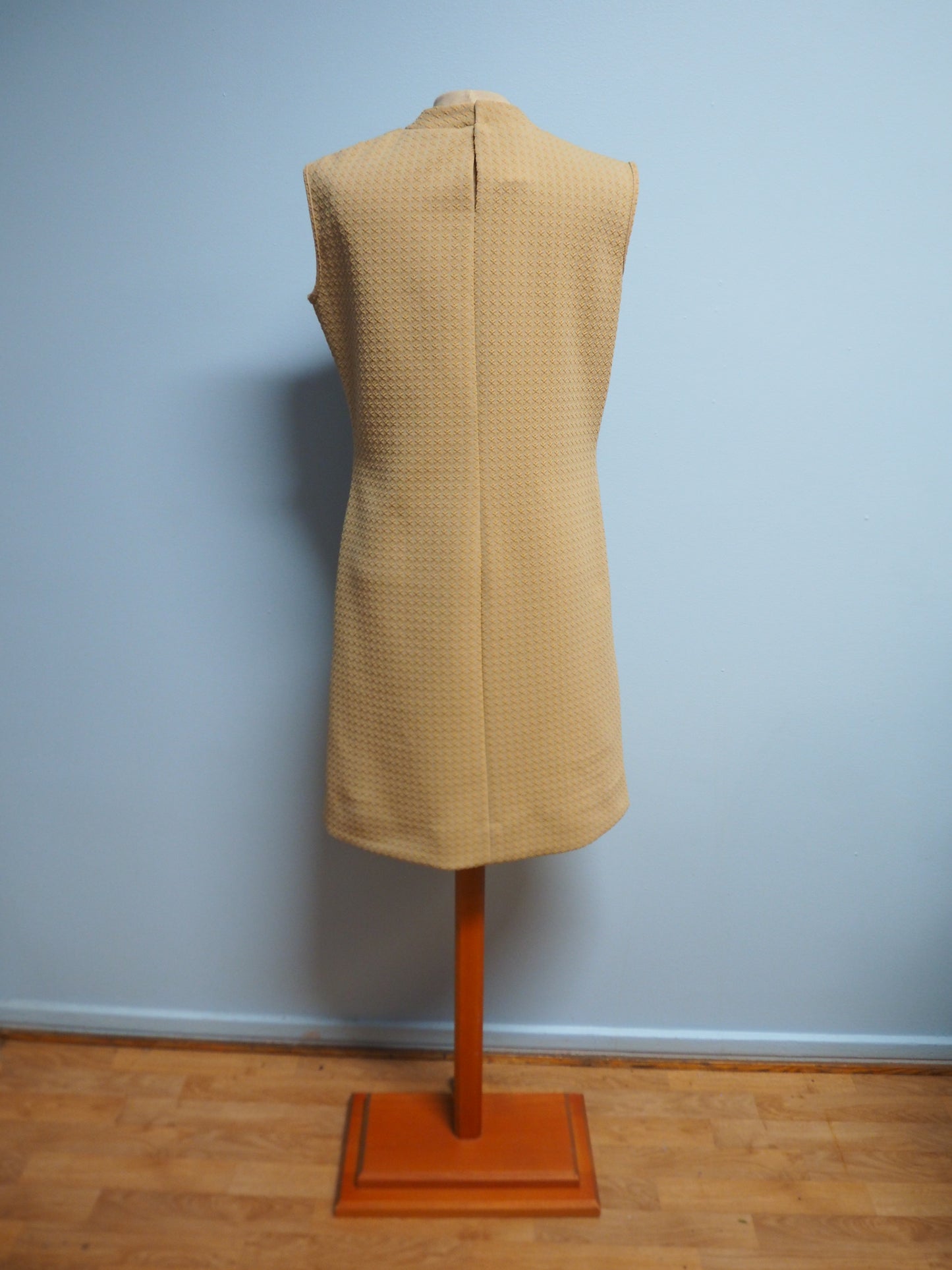 Vaalea Petrin kohokuviollinen mekko