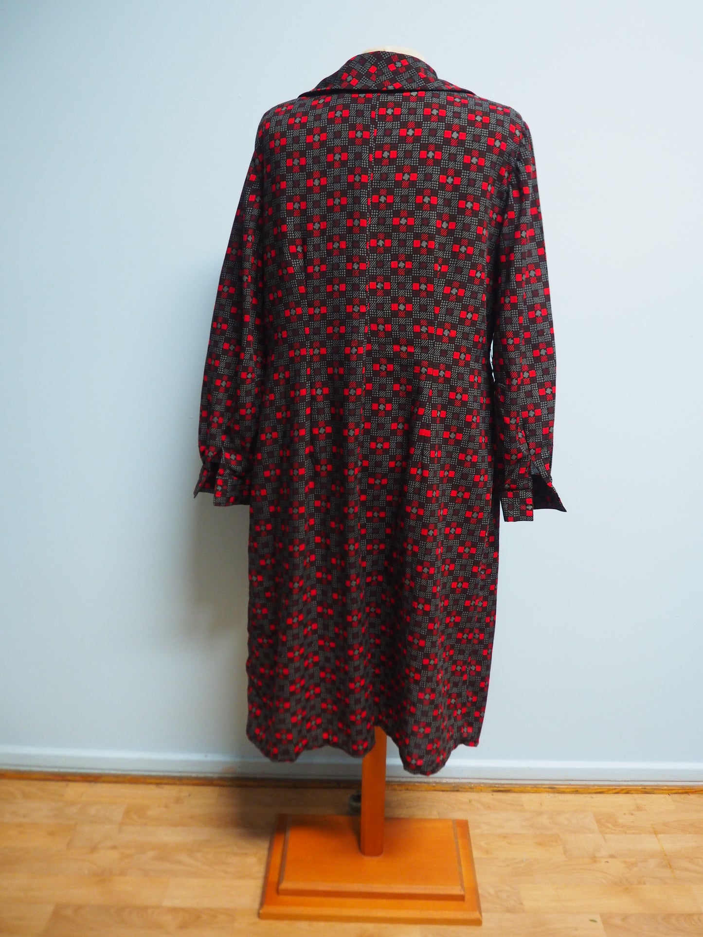 Monivärinen kuviollinen mekko