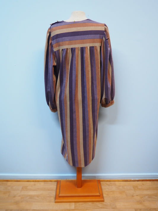 Monivärinen raidallinen mekko