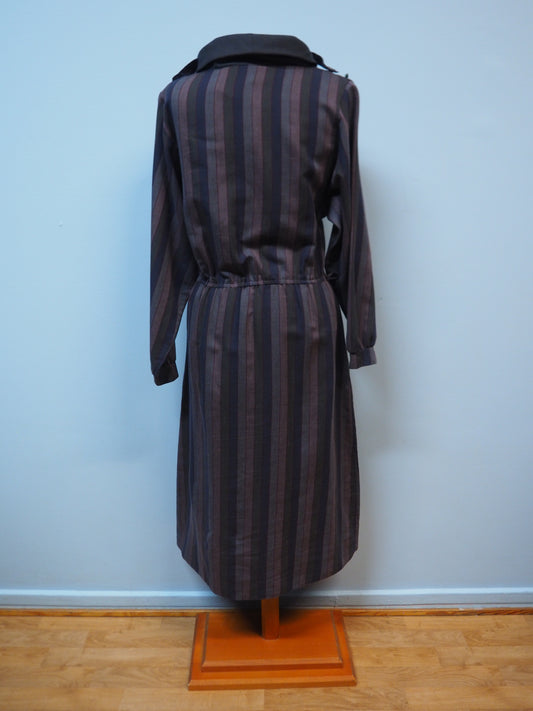 Monivärinen raidallinen mekko