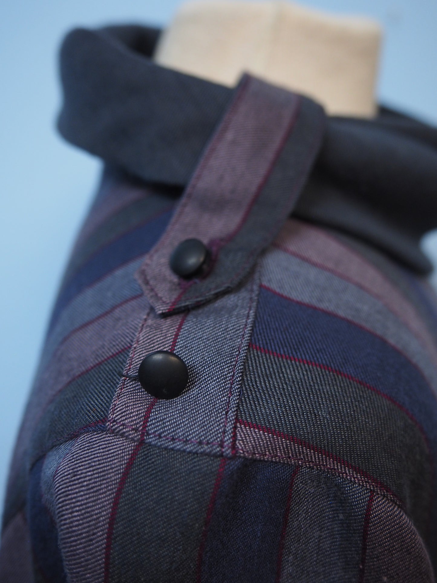 Monivärinen raidallinen mekko