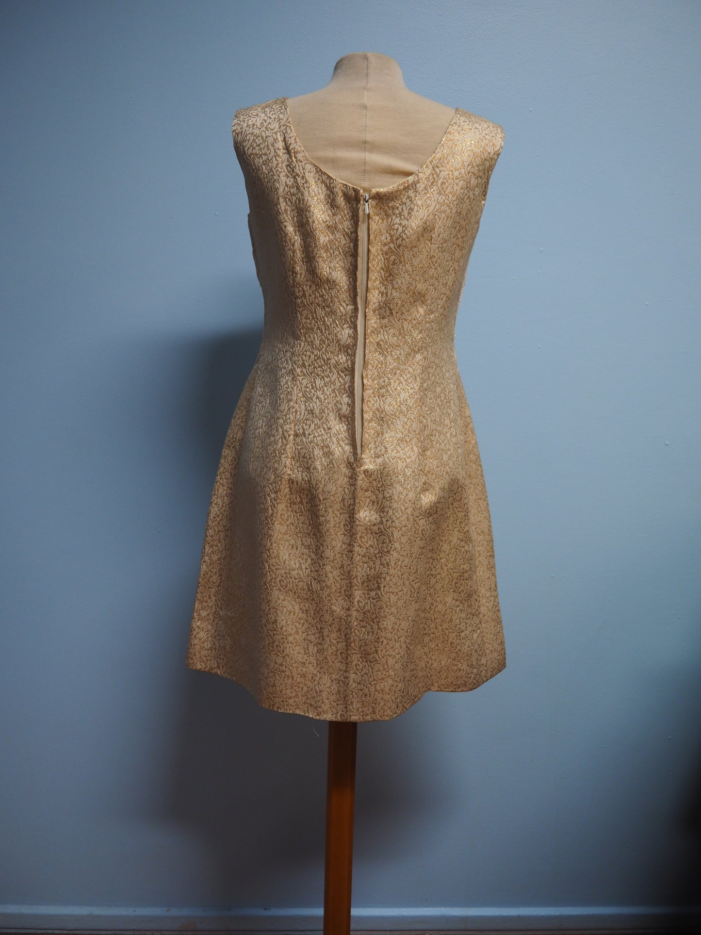 Vaalea kulta kuviollinen mekko rusettikoristeella