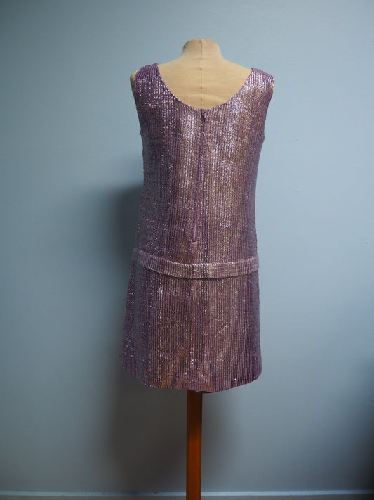 Laventelin värinen kimalteleva mekko