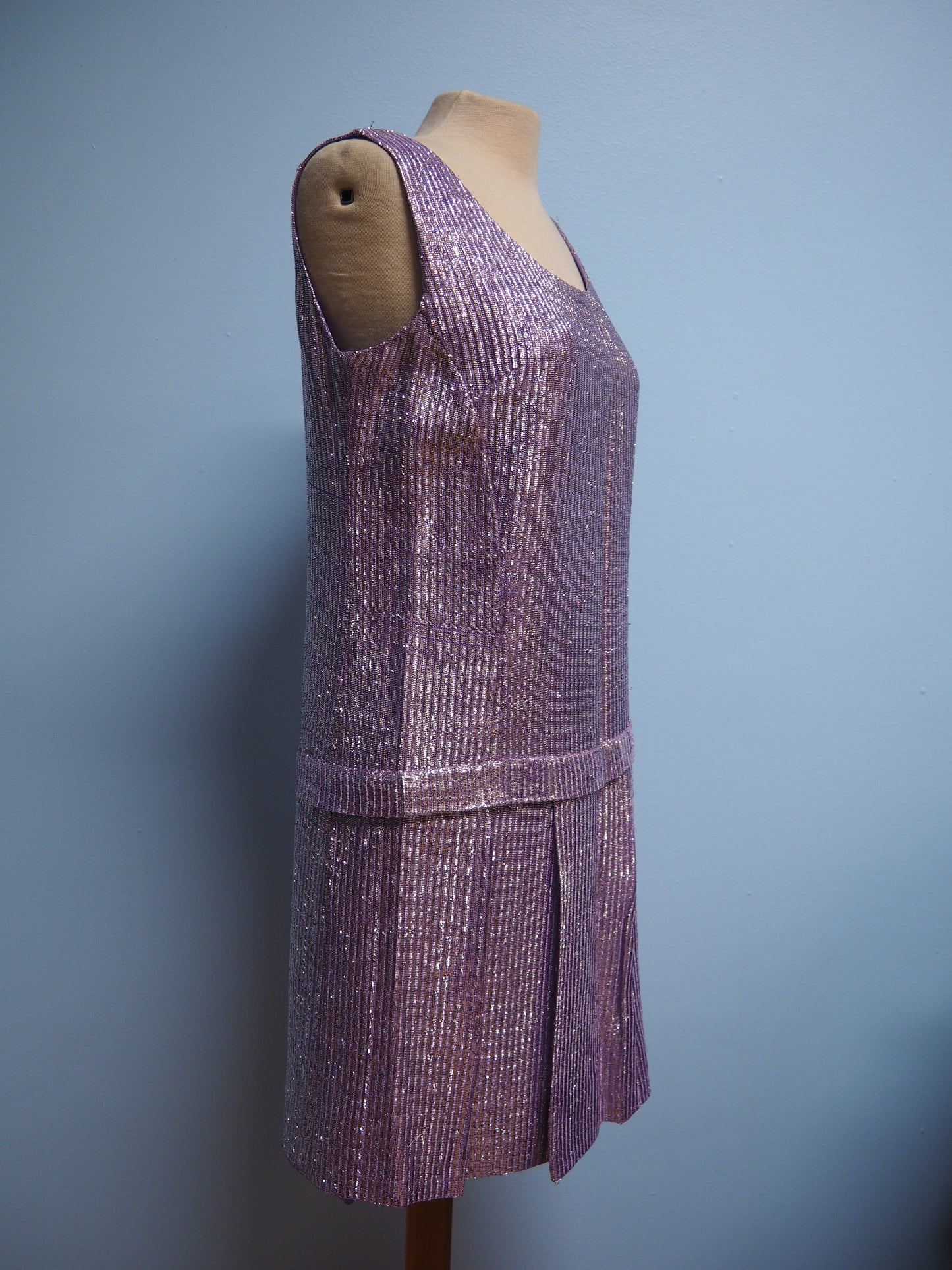 Laventelin värinen kimalteleva mekko