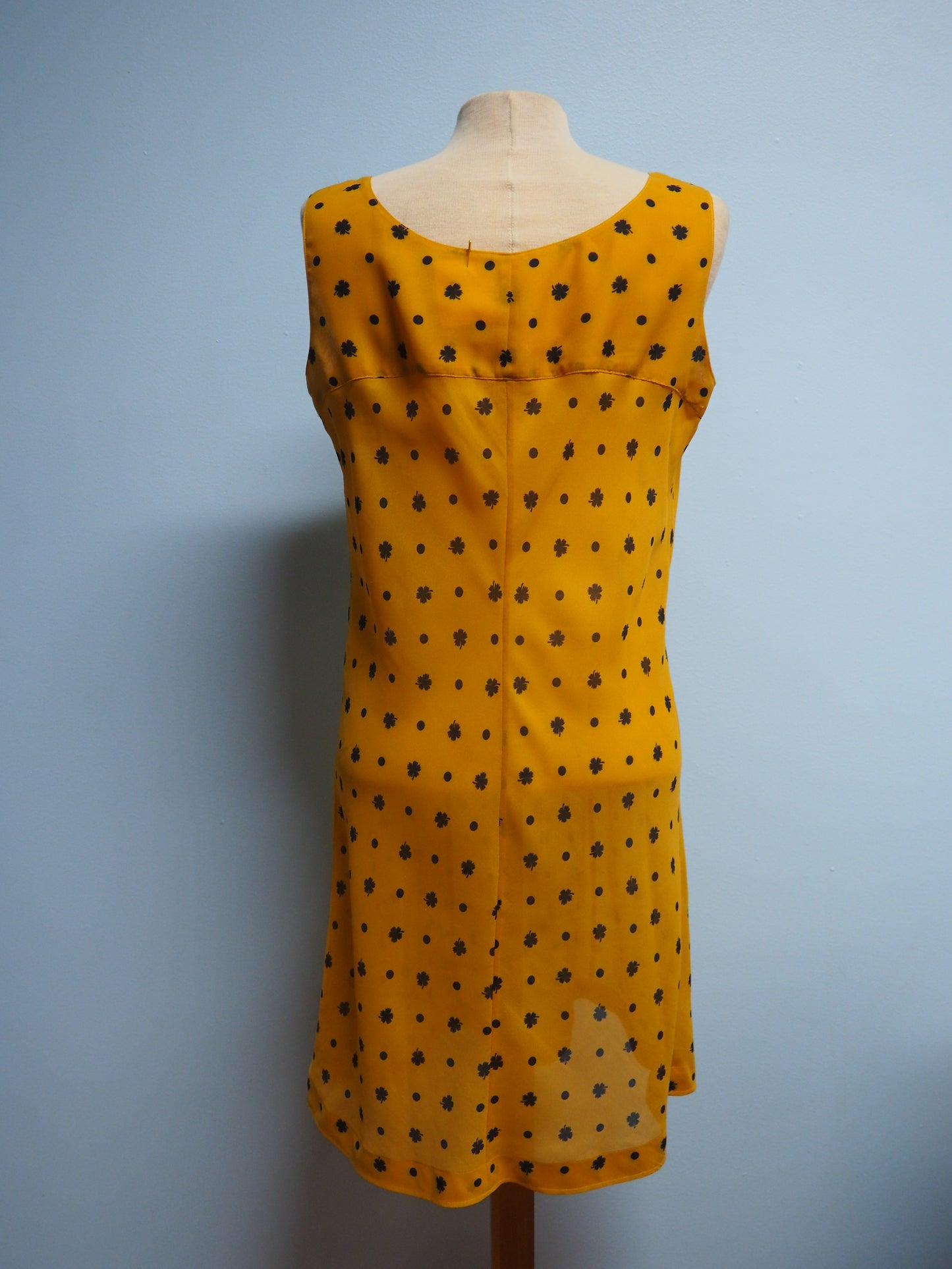 Keltainen kuviollinen mekko