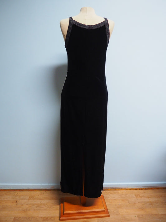 Musta pitkä samettimekko hopeisella raidalla