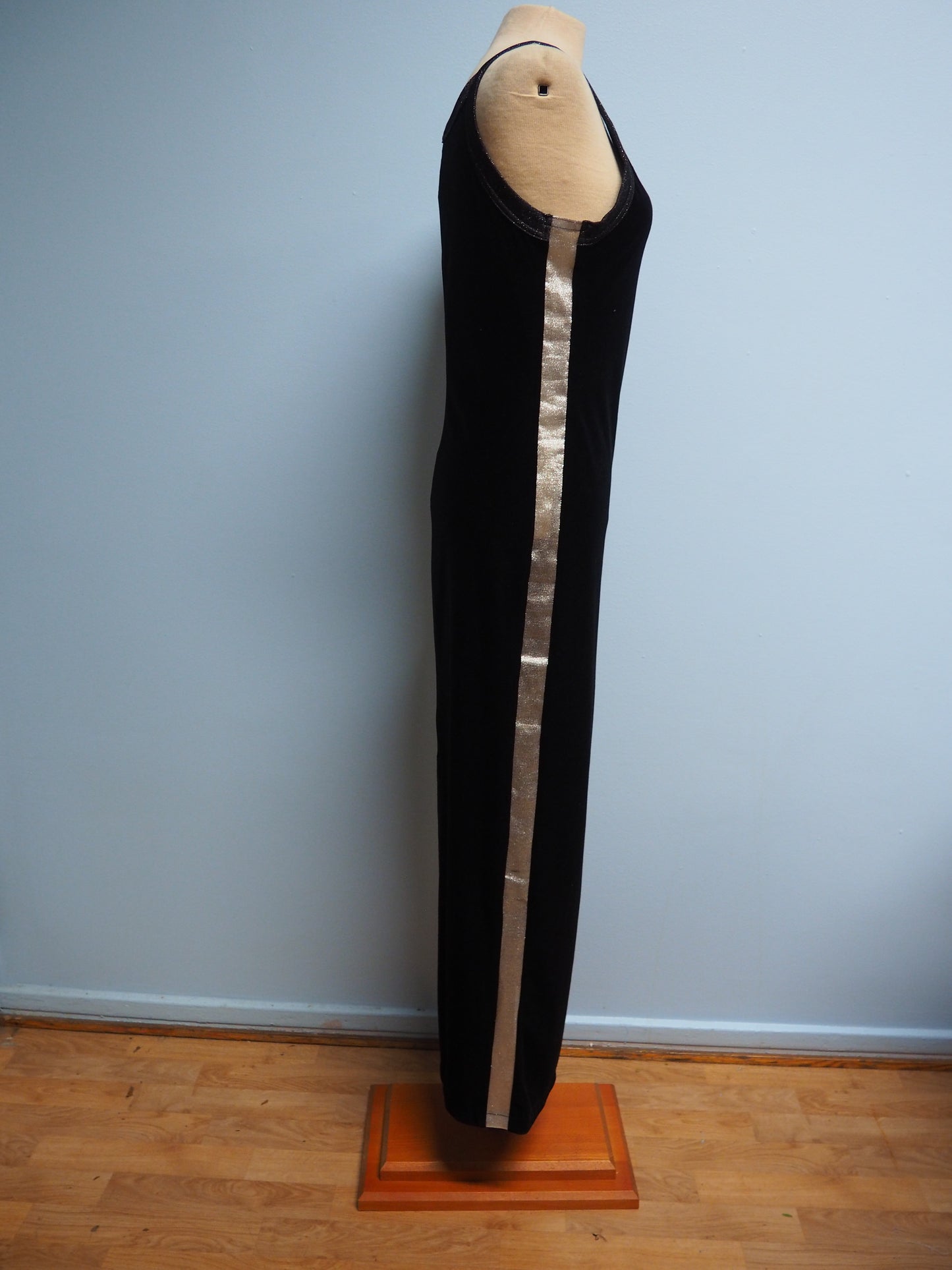 Musta pitkä samettimekko hopeisella raidalla