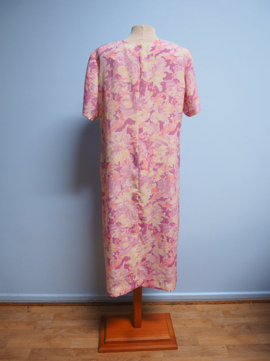 Vaaleanpunainen kukkakuviollinen mekko