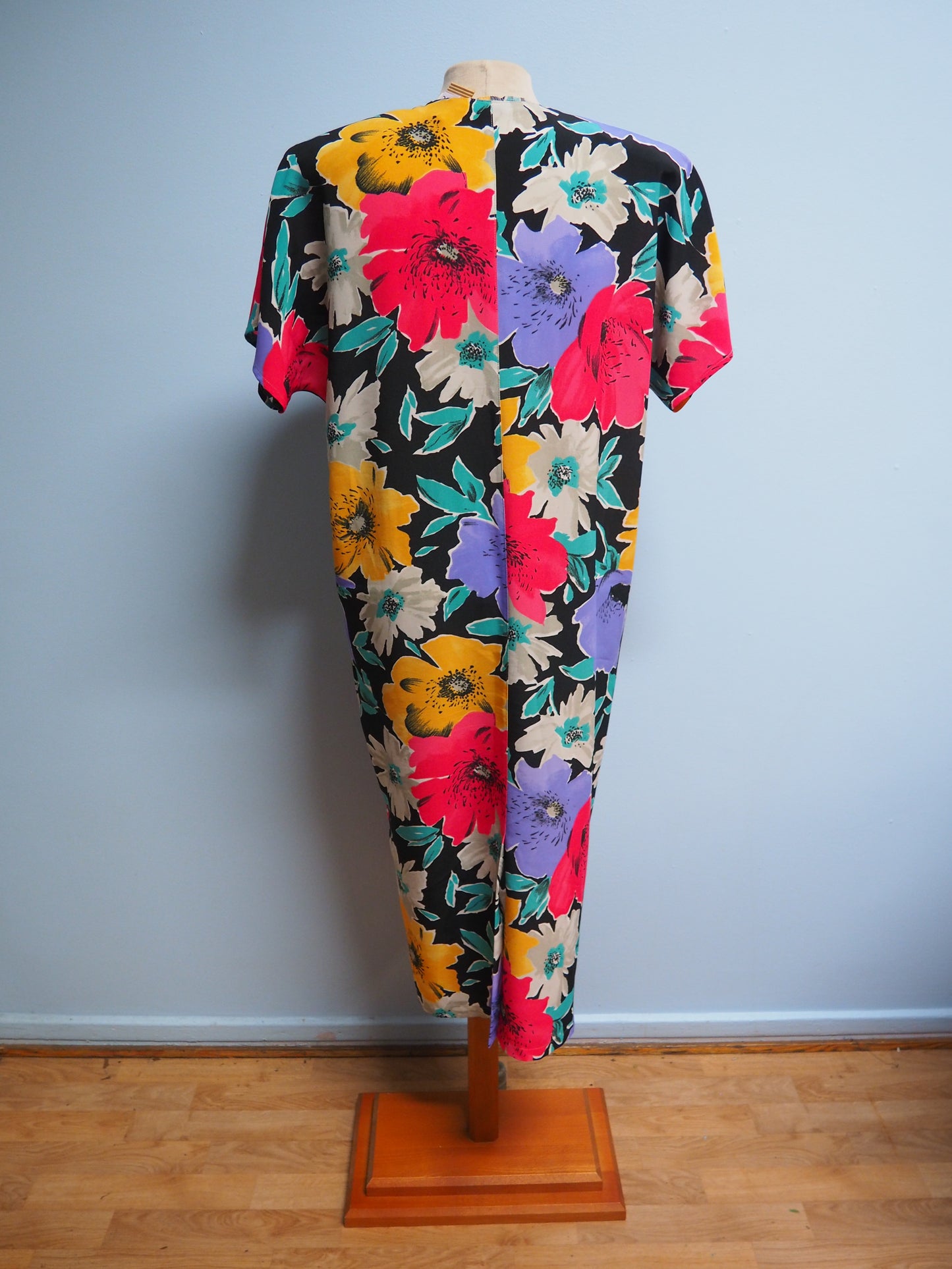 Monivärinen kukkakuviollinen mekko