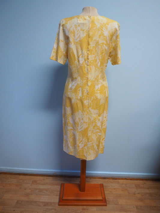 Vaaleankeltainen kukkakuviollinen mekko