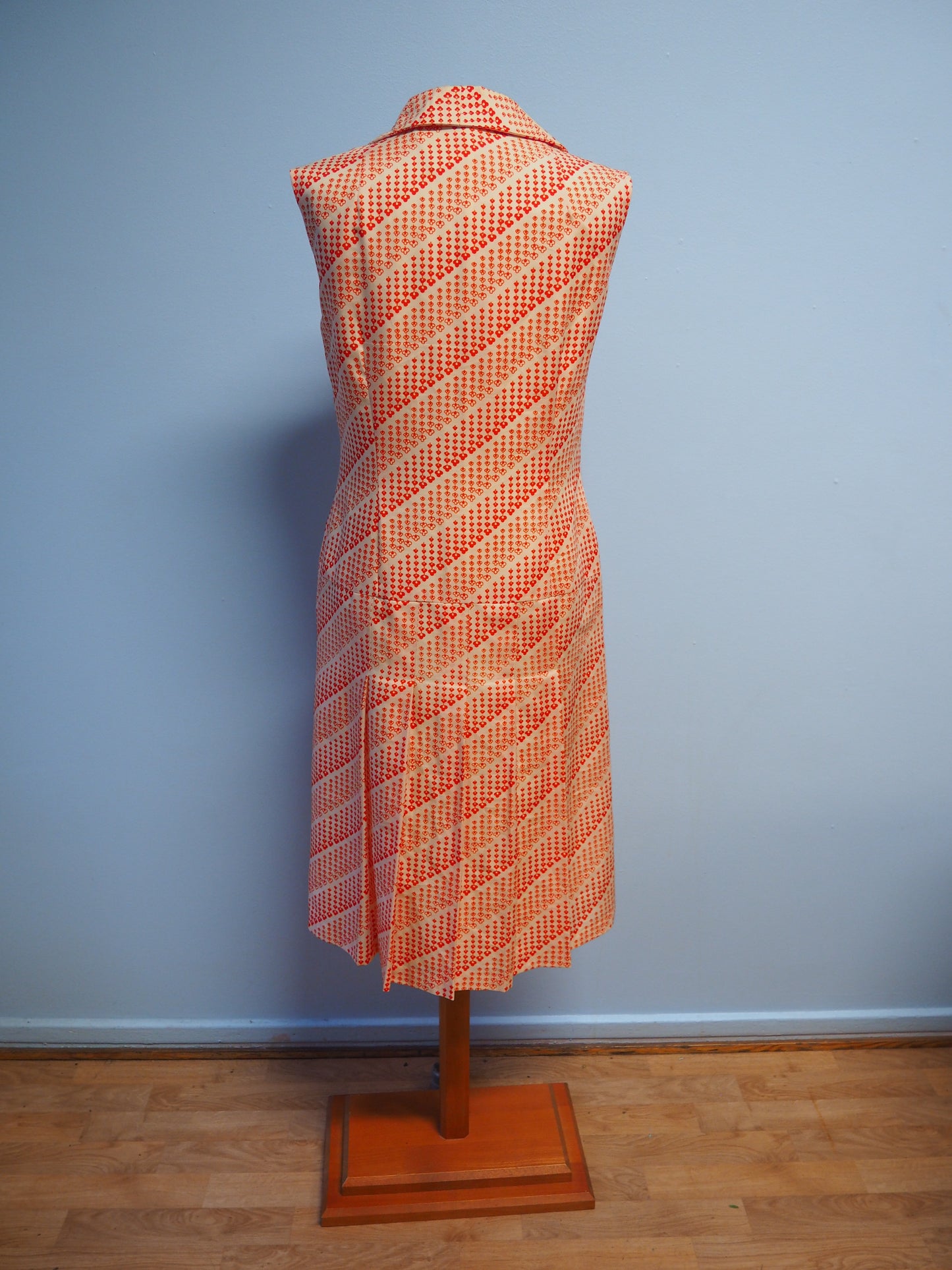 Oranssi kuviollinen mekko