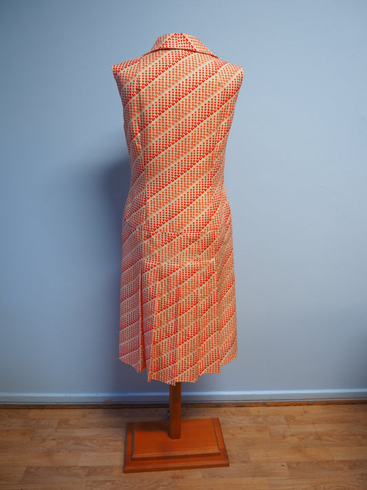 Oranssi kuviollinen mekko
