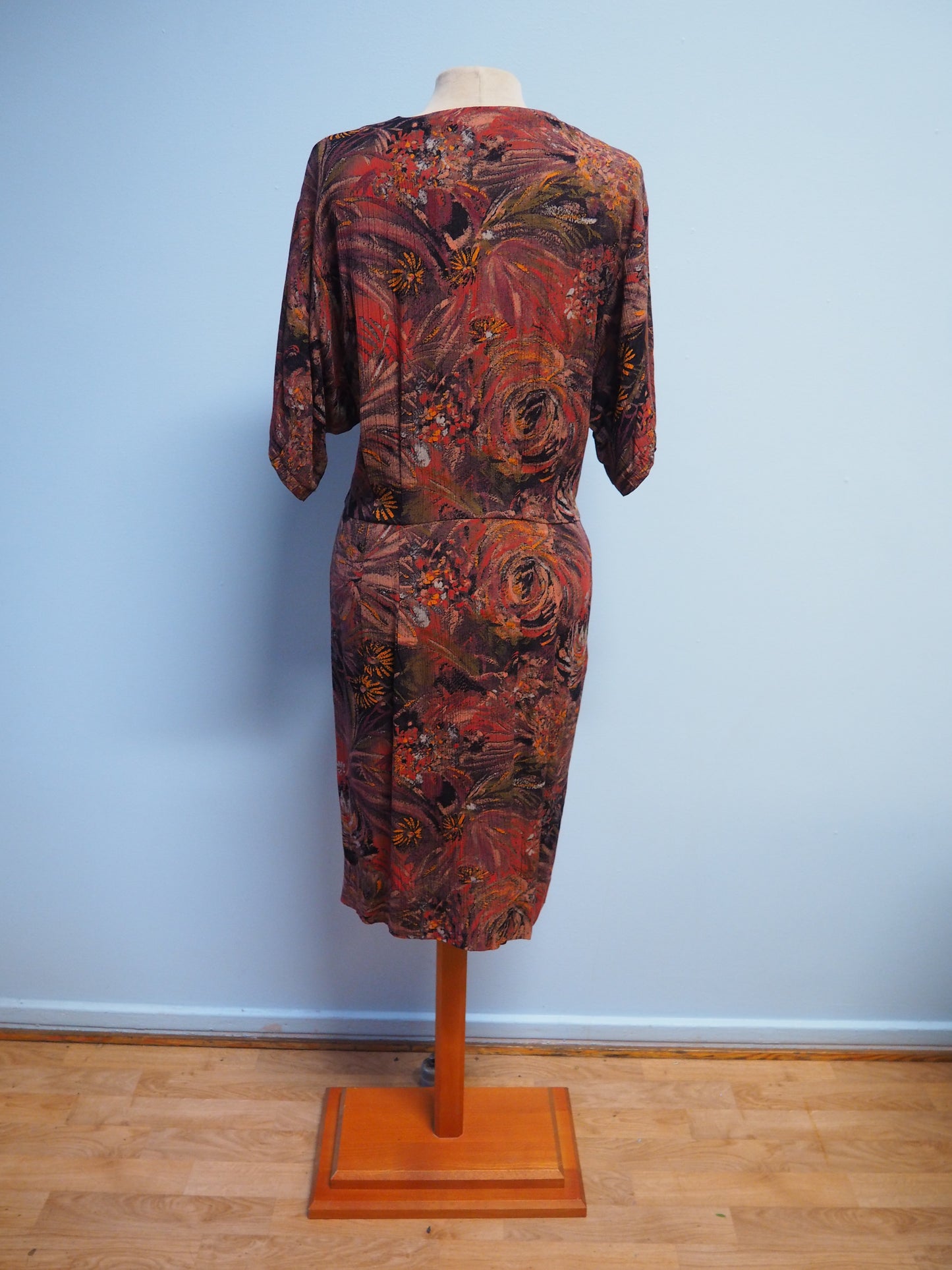 Ruskea kuviollinen mekko