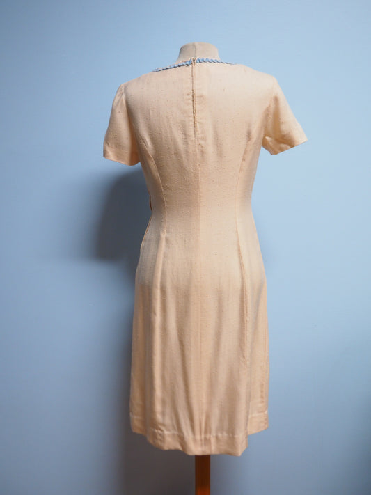 Vaalea Siro-puku mekko