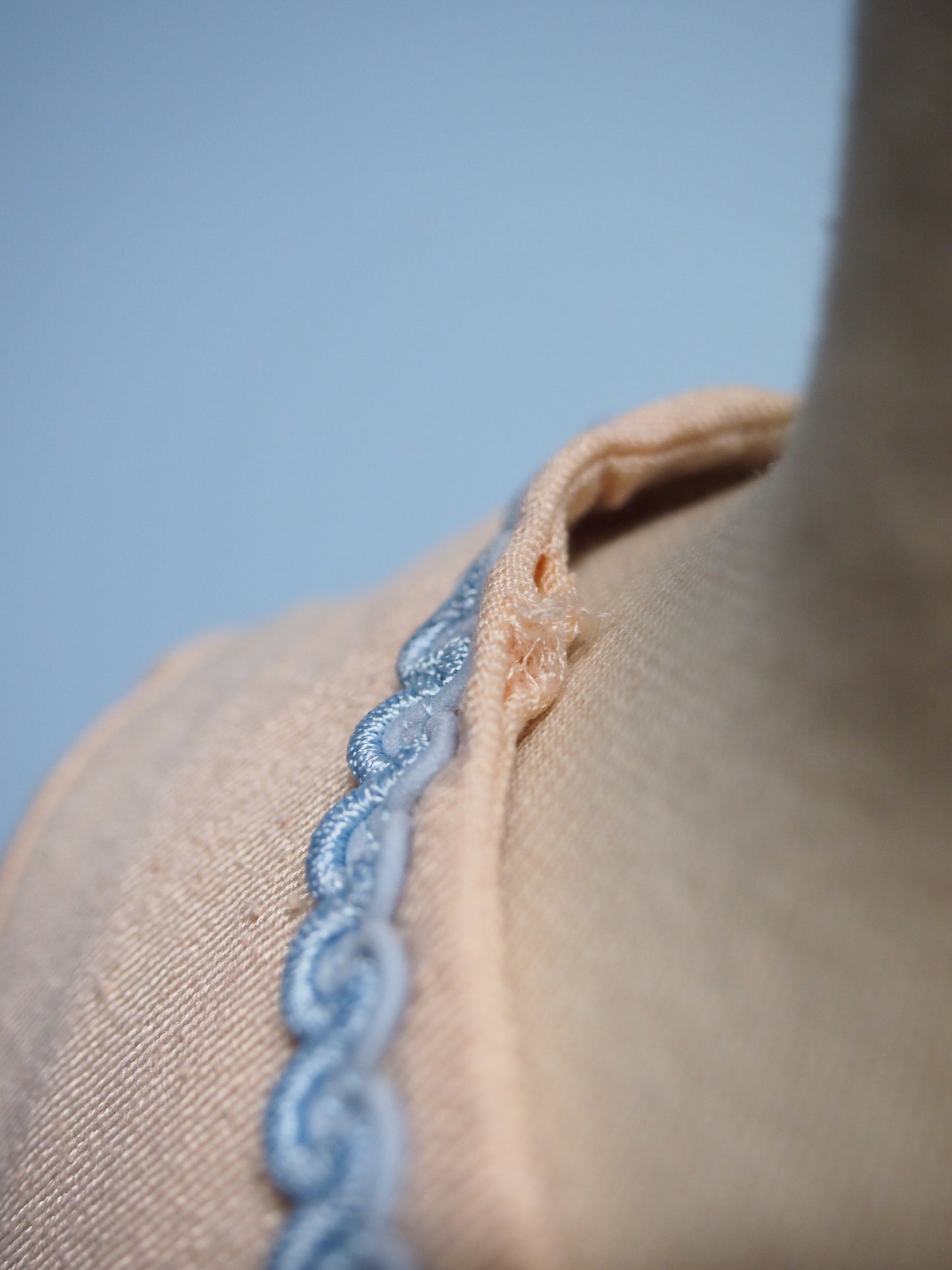 Vaalea Siro-puku mekko