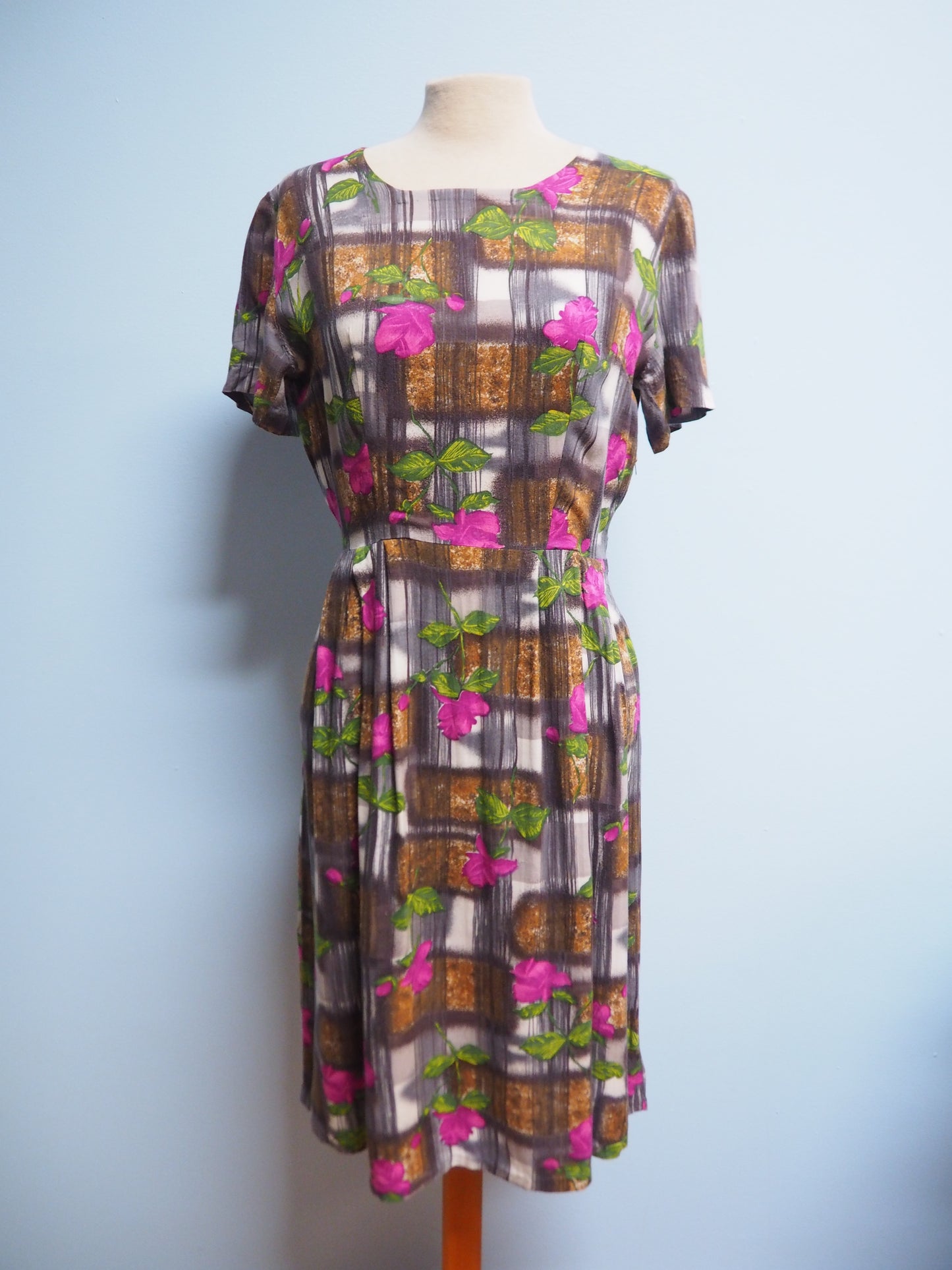 Ruudullinen kukkakuviollinen mekko