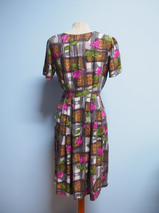 Ruudullinen kukkakuviollinen mekko