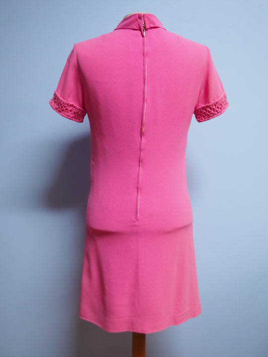 Pinkki Caterinan mekko koristehihoilla