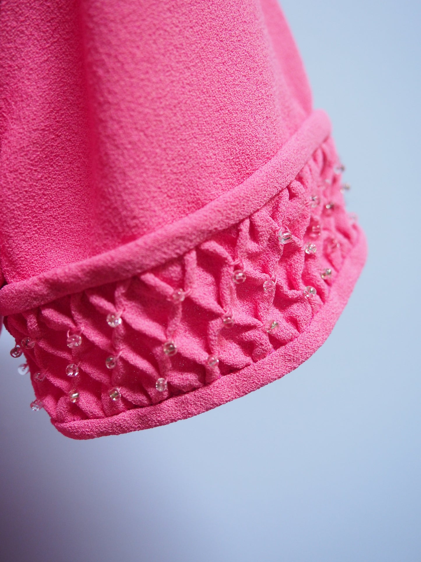 Pinkki Caterinan mekko koristehihoilla