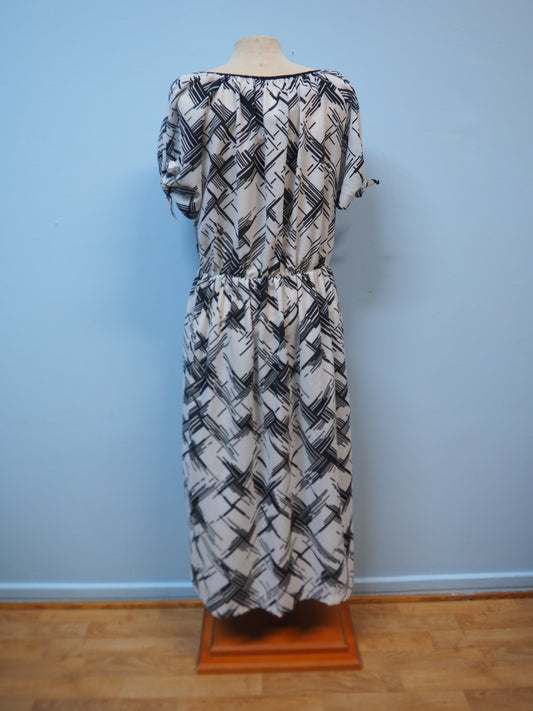 Mustavalkoinen Abo of Scandinavia mekko