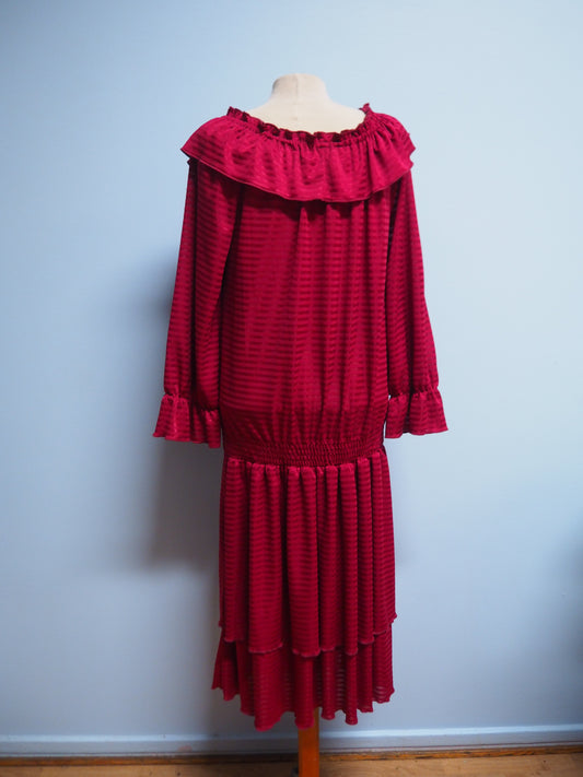 Raidallinen viininpunertava Lacella mekko