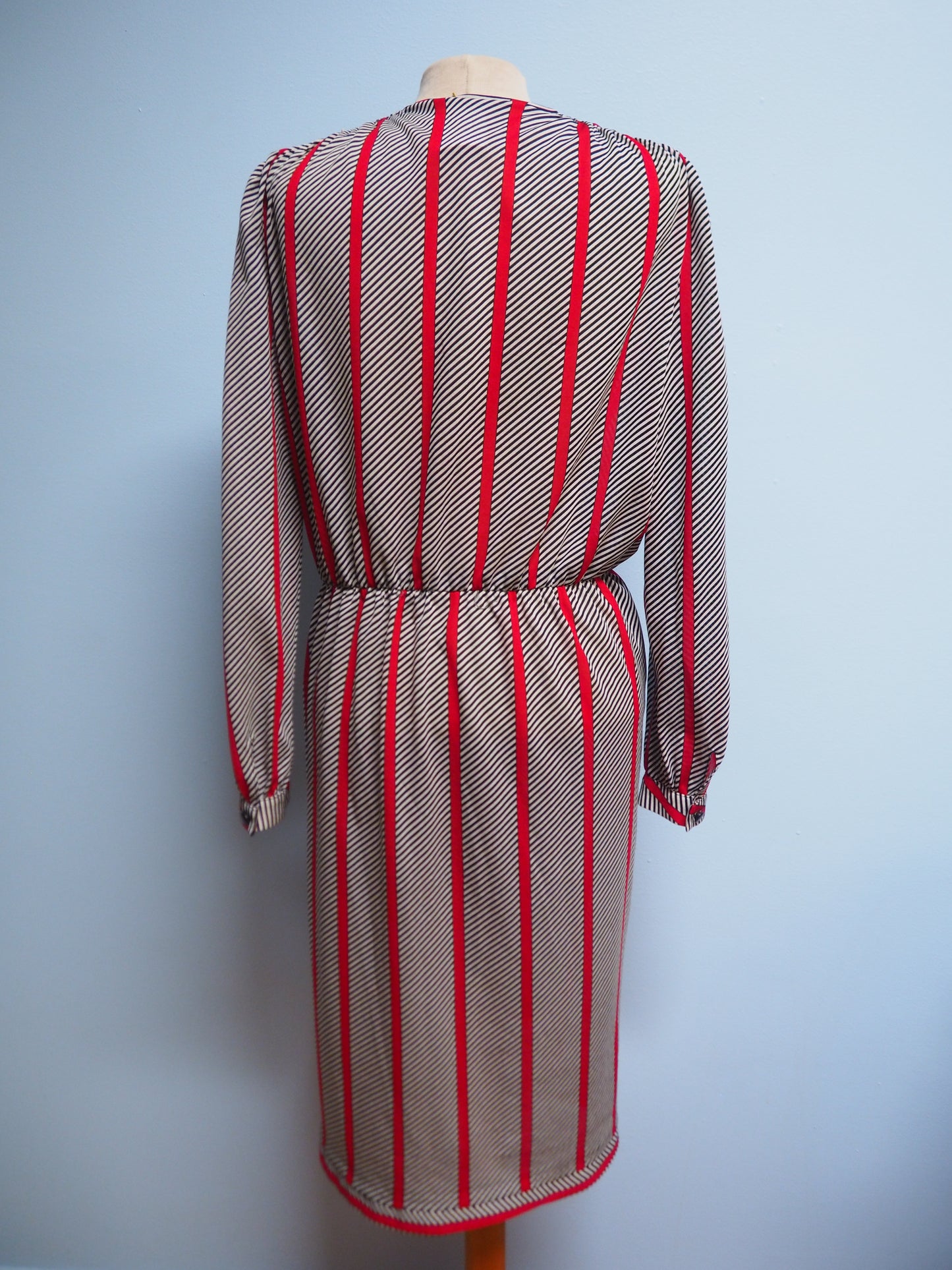 Raidallinen monivärinen mekko