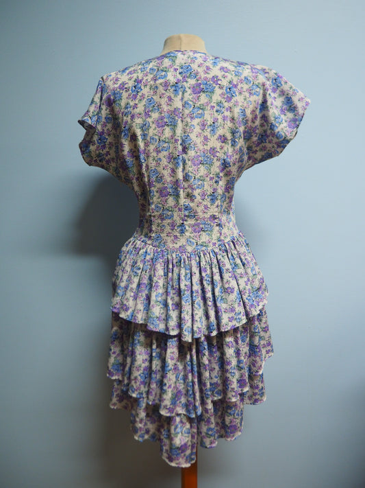 Monivärinen kukkakuviollinen röyhelöhelmainen mekko