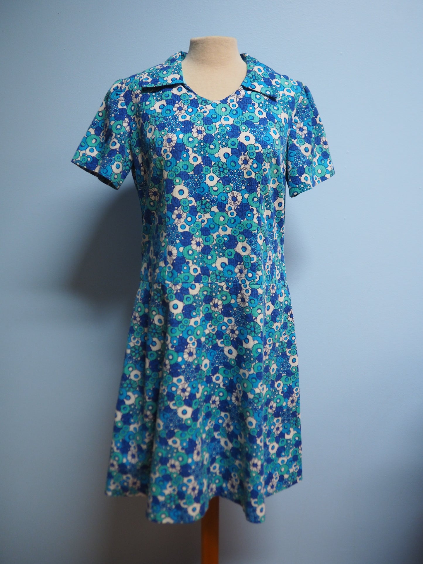 Kukkakuviollinen monivärinen mekko