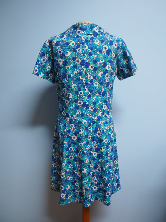 Kukkakuviollinen monivärinen mekko