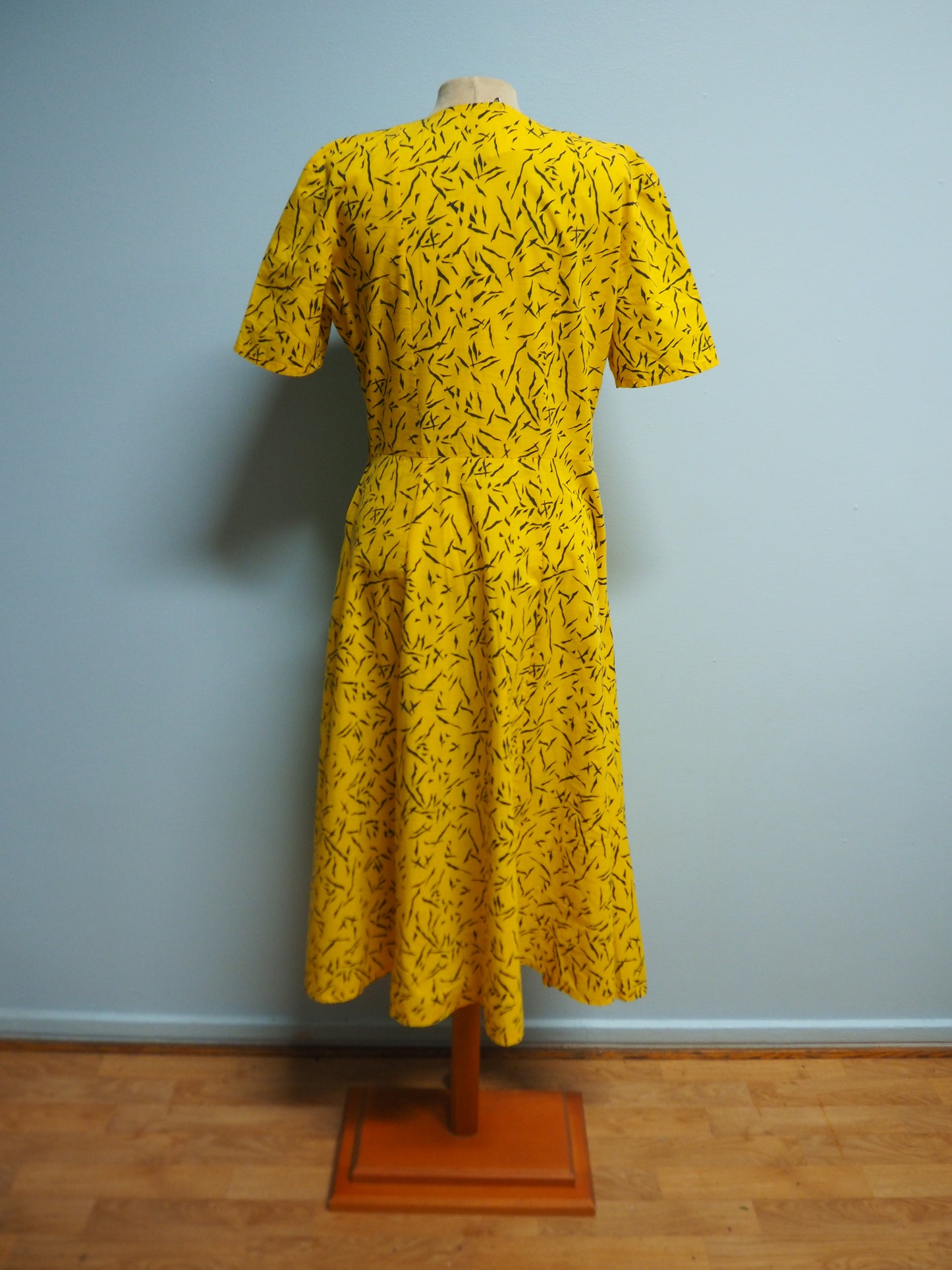 Keltainen kuviollinen mekko