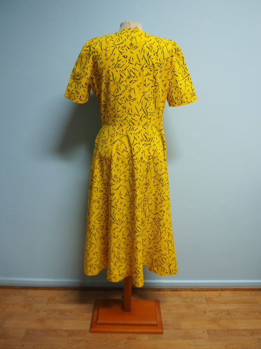 Keltainen kuviollinen mekko