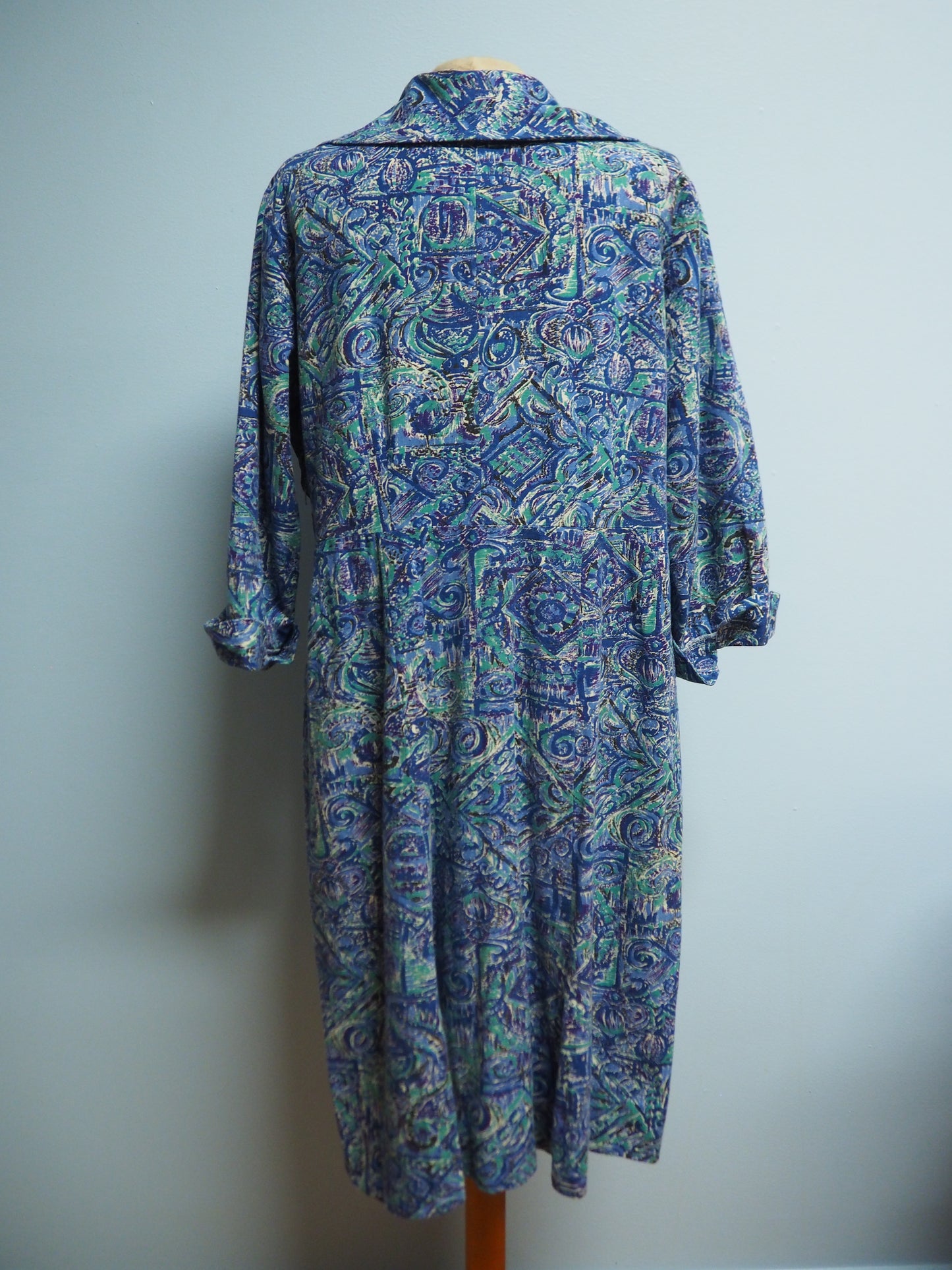 Sinivihreä kuviollinen mekko