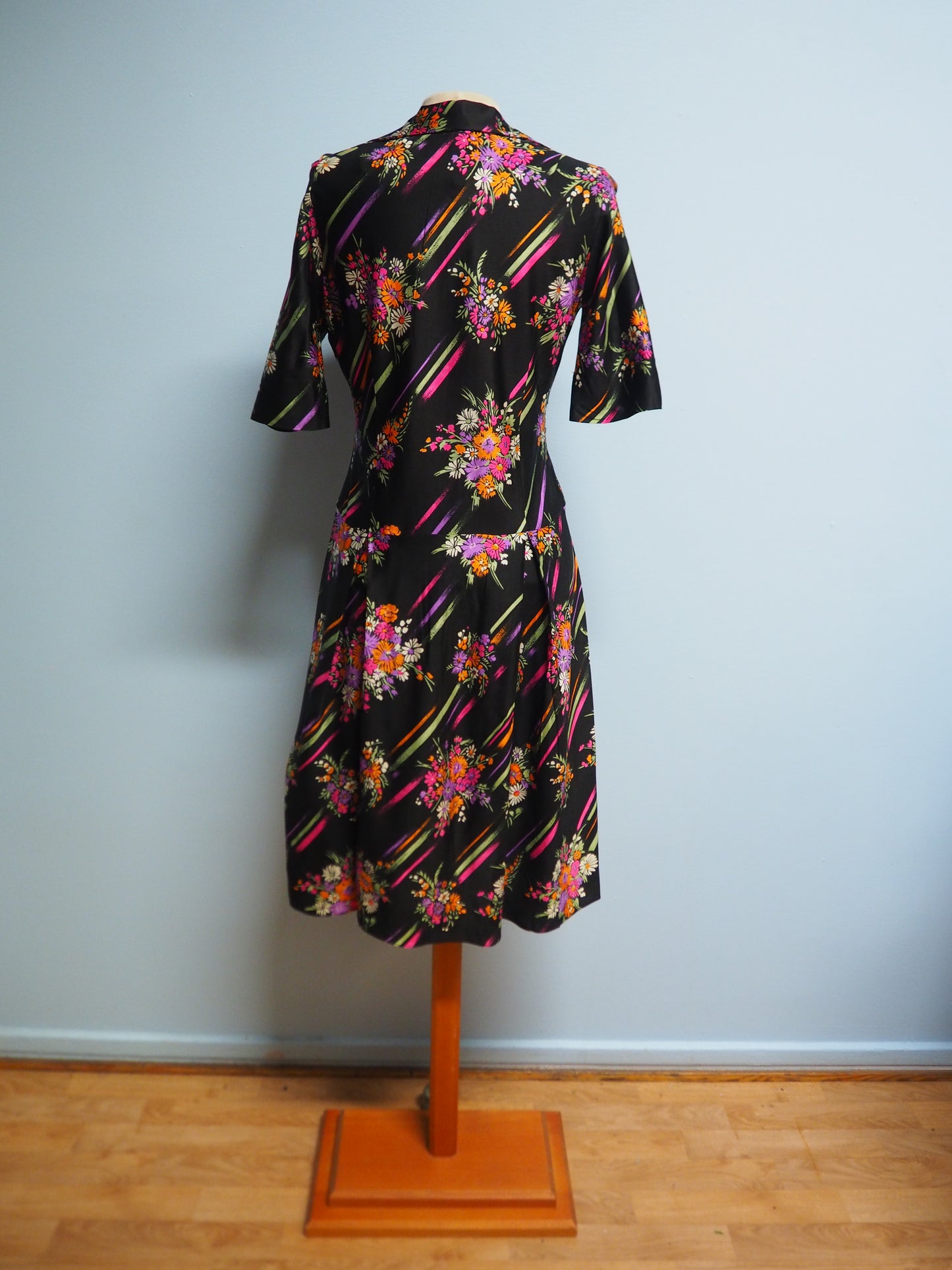 Musta kukkakuviollinen mekko