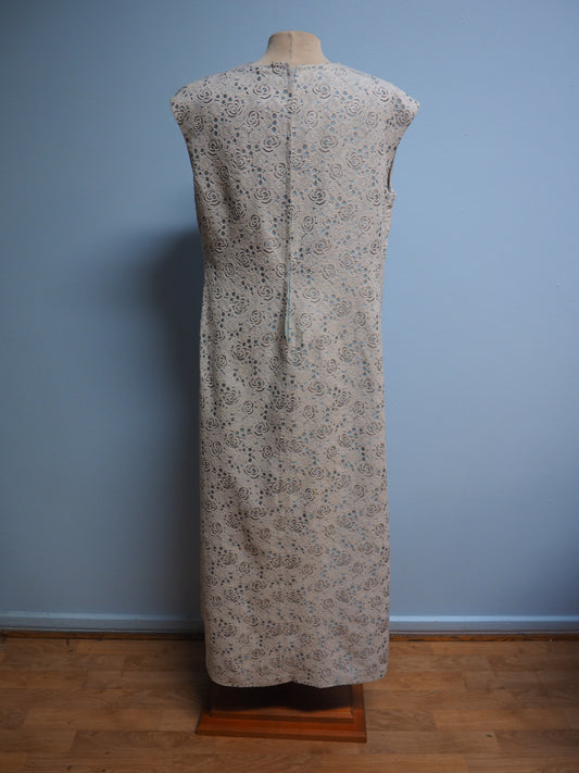 Vaalea kukkakuvioinen pitkä mekko