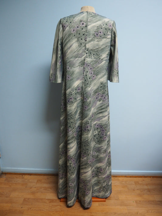 Vaalea kukkakuviollinen pitkä mekko