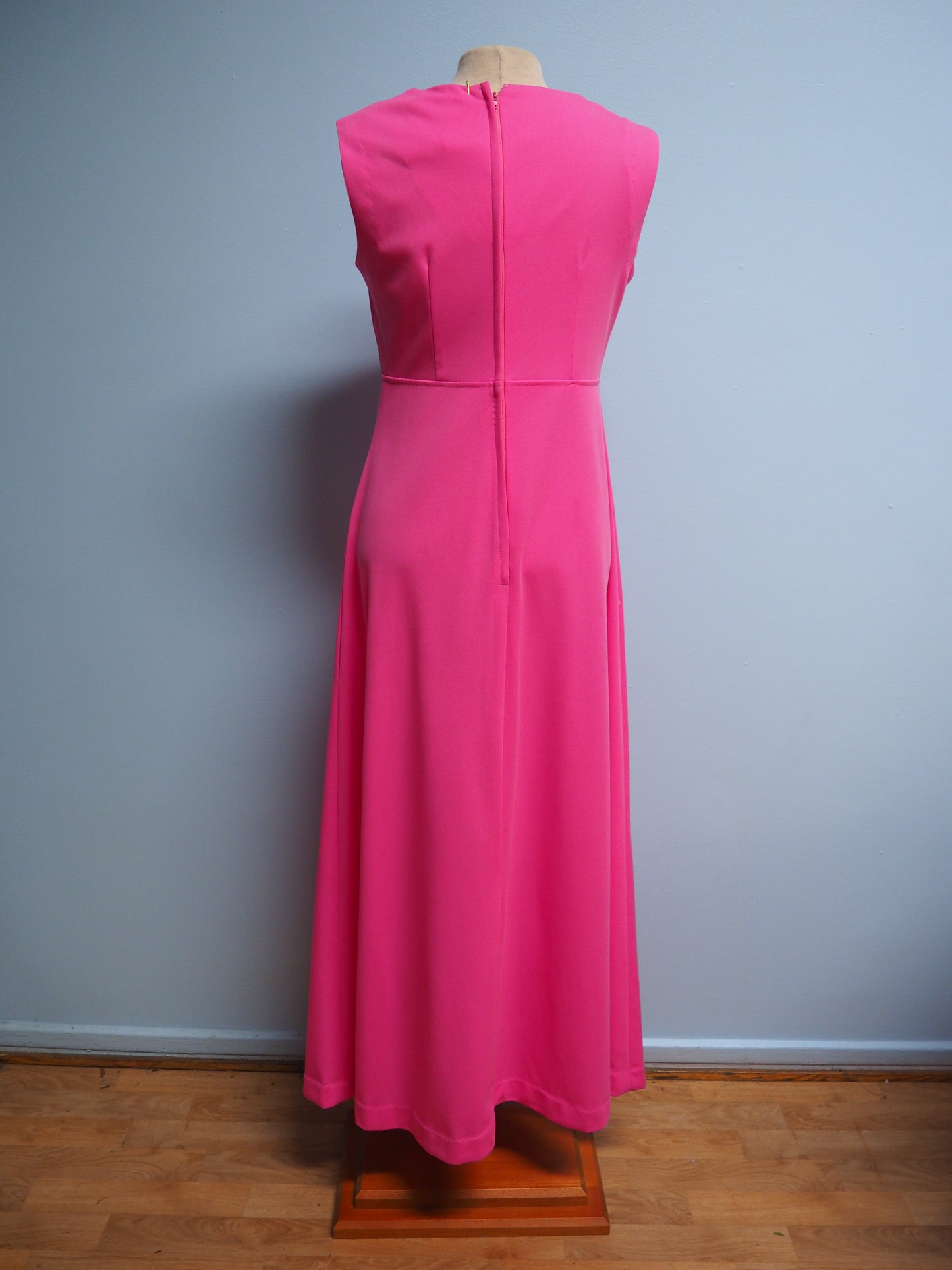 Pinkki helmikoristeinen pitkä mekko