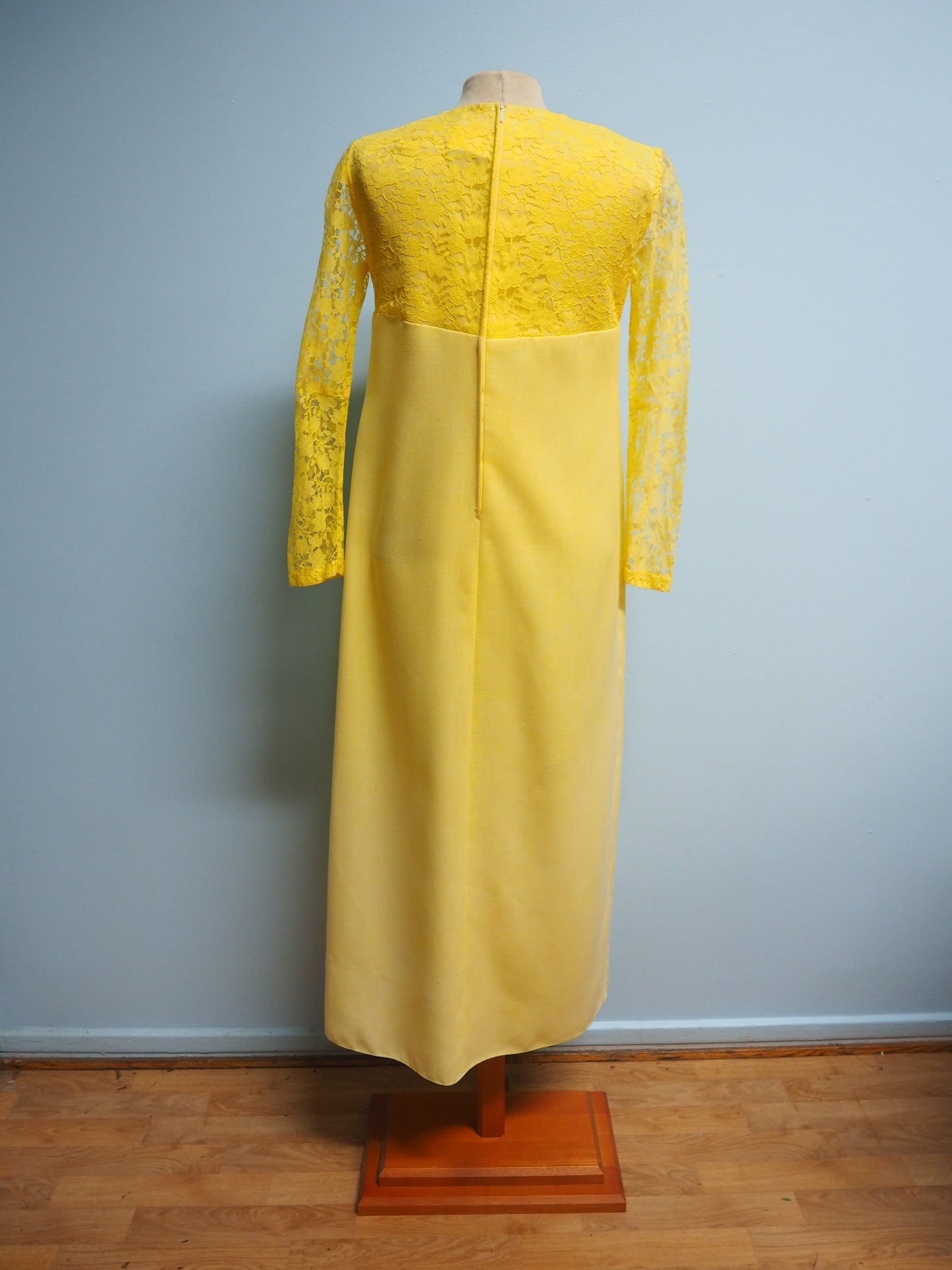 Vaaleankeltainen pitsinen pitkä mekko