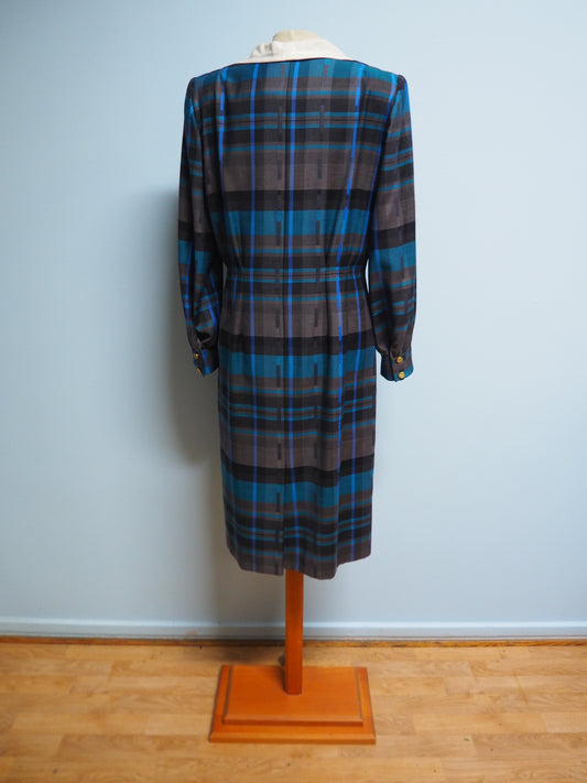 Ruudullinen mekko valkoisella kaluluksella