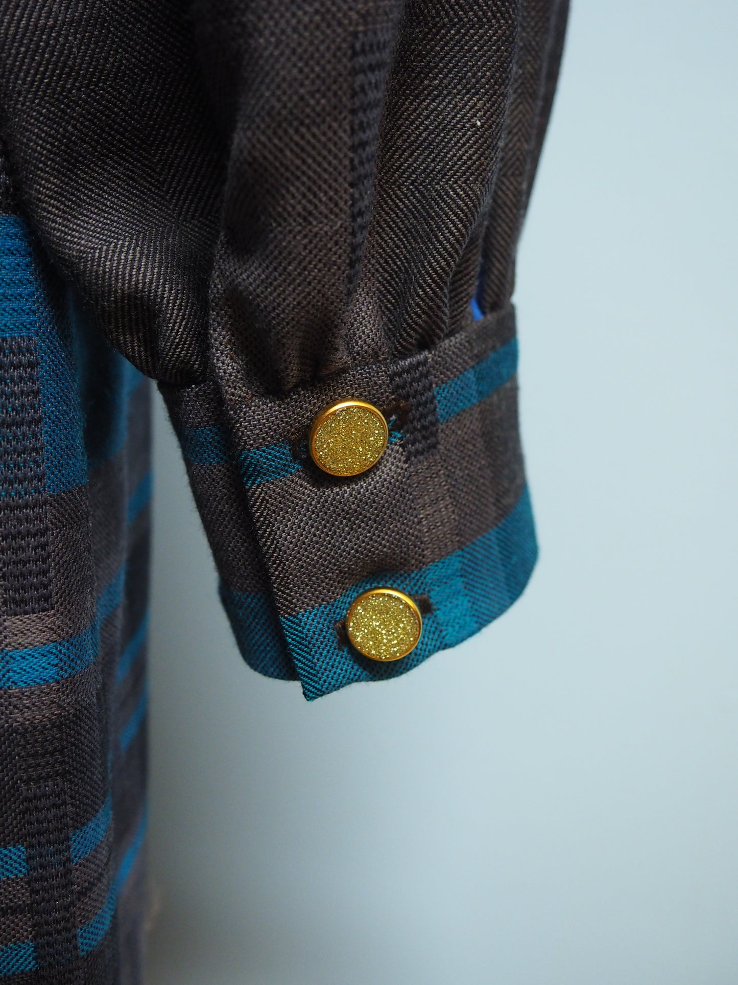 Ruudullinen mekko valkoisella kaluluksella