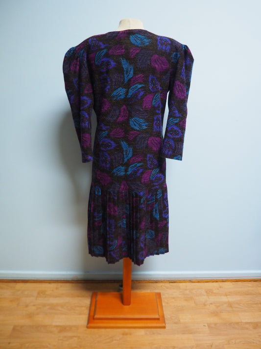 Tumma kuviollinen mekko