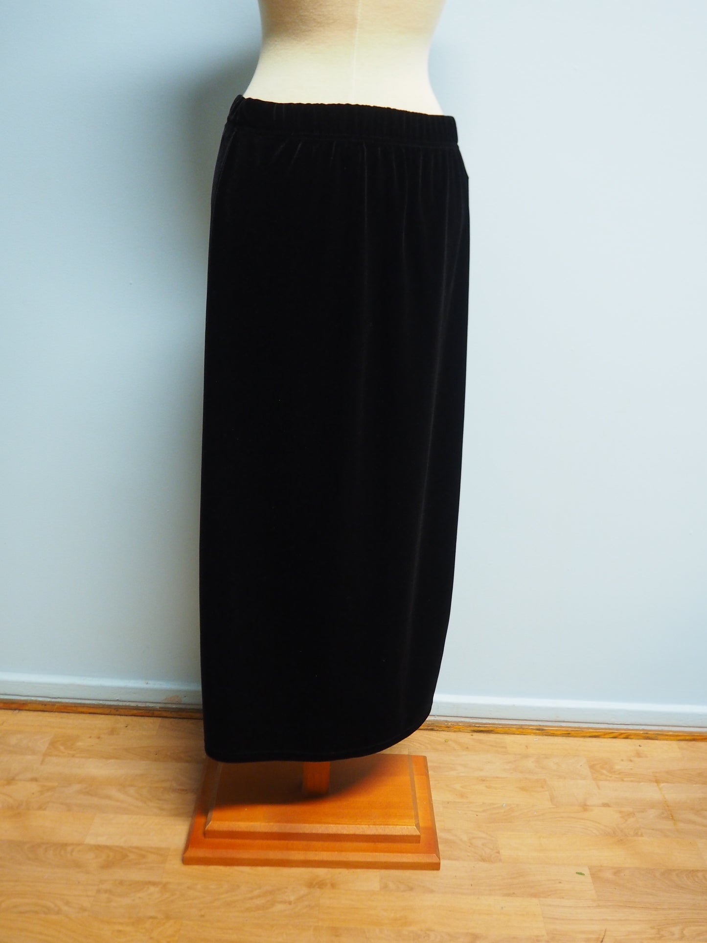 Musta pitkä samettihame